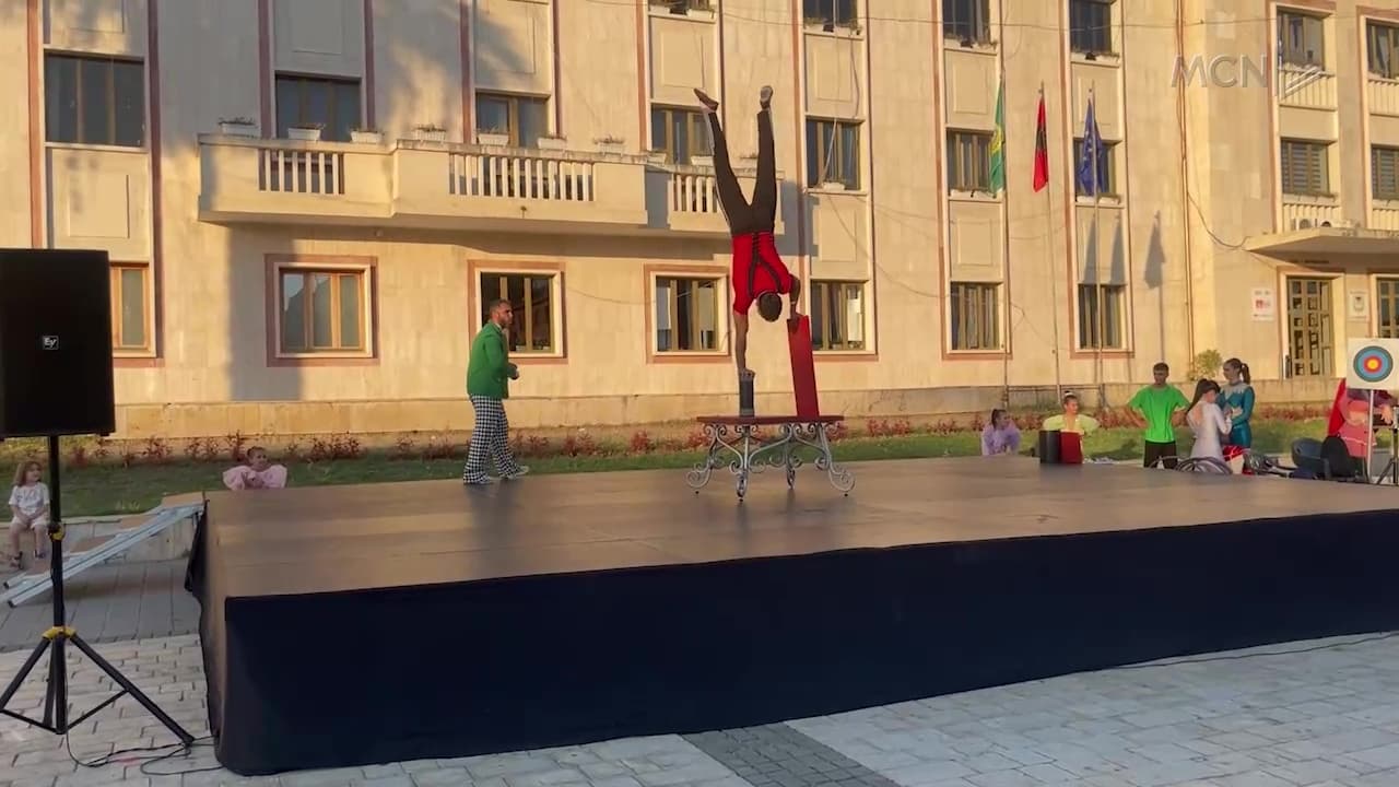 Cirku gjallëron Lushnjen / Fëmijë e të rritur mbushën sheshin qëndror (VIDEO)