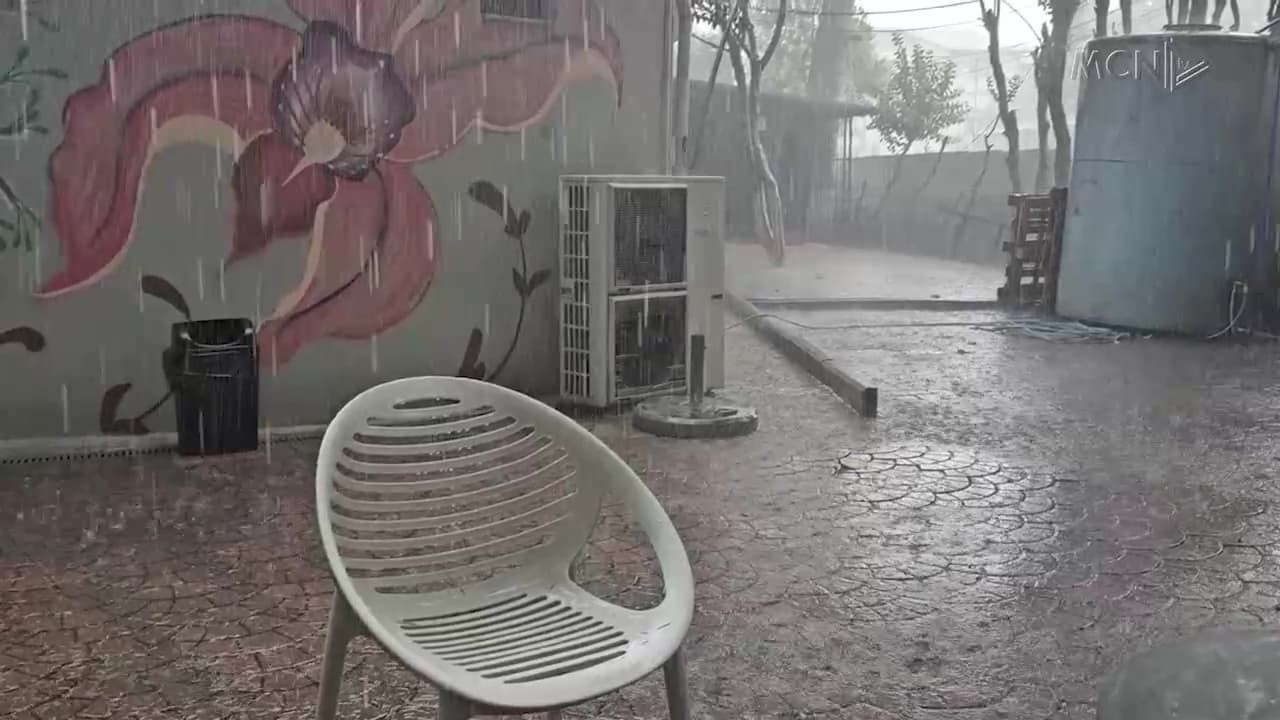 Shiu shuan zjarret / Rrëshqitje gurësh e bllokim rruge në Milot (VIDEO)