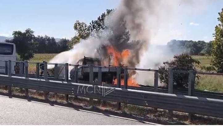 Digjet automjet në lëvizje në autostradën Vlorë-Fier, nuk ka të lënduar