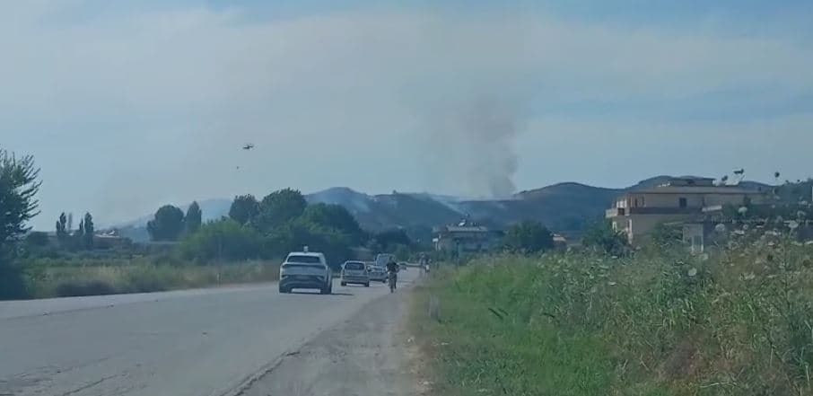 Kodrat e Karinës në Peqin përfshihen nga flakët