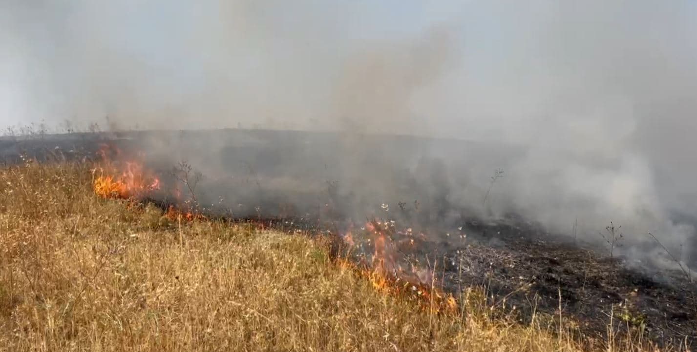 Vijon prej tri ditësh zjarri në malin e Dukatit në Vlorë