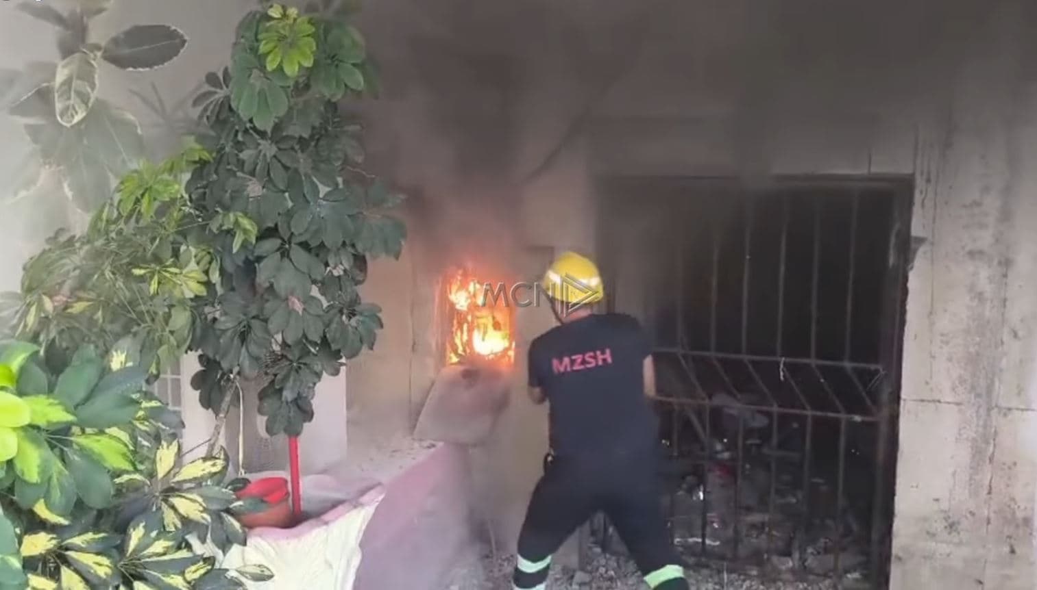       Zjarri përfshin një kabinë elektrike në Gjirokastër, shkak mbingarkesa në rrjet (VIDEO)