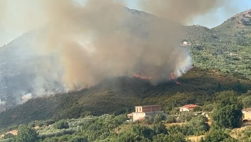   Reshjet e shiut ndihmojnë në shuarjen e zjarreve në Gjirokastër, Delvinë dhe Sarandë