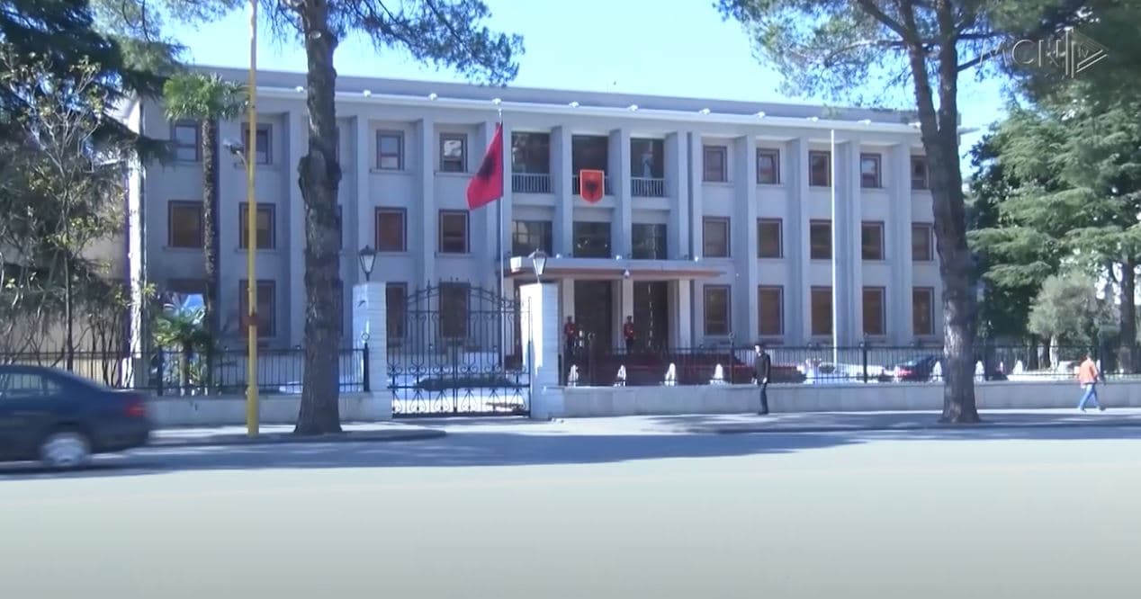 Presidenti “shëtitës” i Shqipërisë / Begaj, i kufizuar në samite dhe rajon (VIDEO)