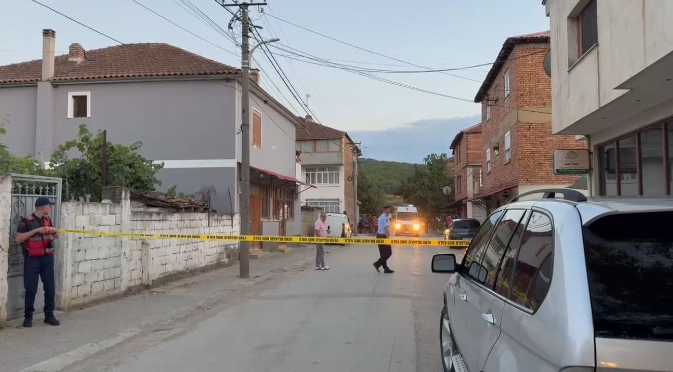 Zbardhet plagosja me thikë në Korçë, pranga të dyshuarit dhe katër të tjerëve