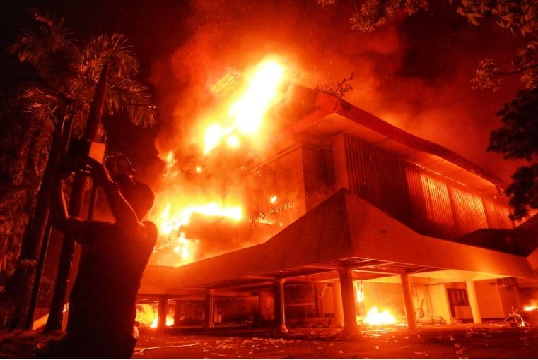 Protestuesit i vunë flakën bashkisë në Indonezi, vriten tre persona