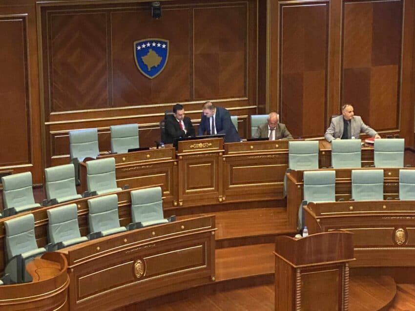 Zgjedhet kryetari i Kuvendit, por konstituimi mbetet i paplotë/ Pengesë zgjedhja e nënkryetarit serb