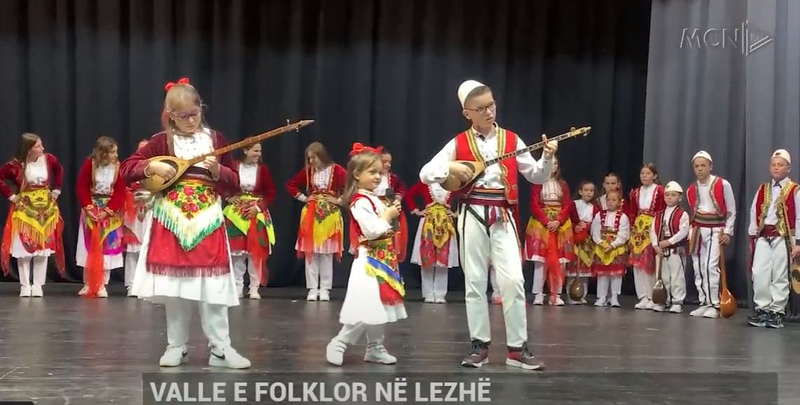 Valle e folklor në Lezhë/ Ansambli “Besëlidhja” mban gjallë traditën (VIDEO)