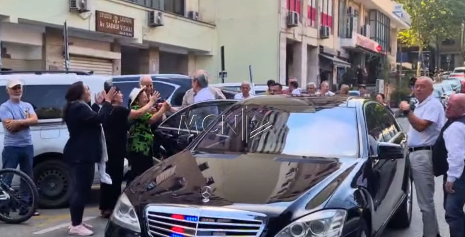 Sali Berisha në SPAK në zbatim të masës “detyrim paraqitje” (VIDEO)