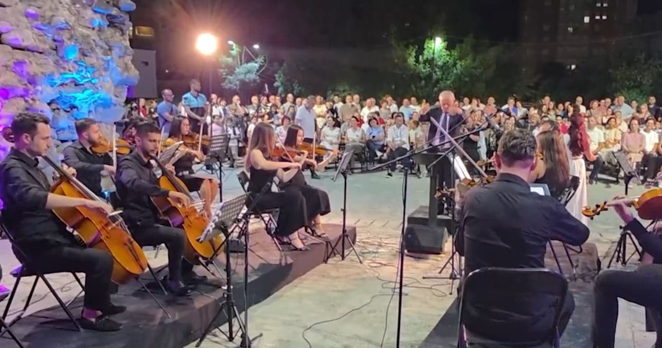 “Stina koncertore” në Elbasan/ Orkestra e harqeve interpreton para Portës së Kalasë (VIDEO)