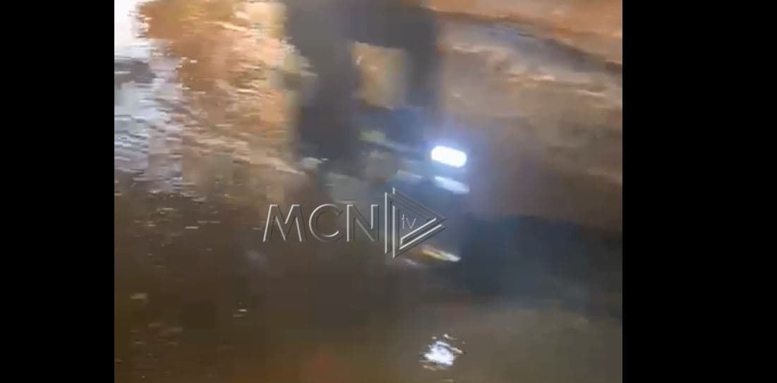 Elbasan, shpërthejnë ujërat e zeza pranë qendrës së qytetit (VIDEO)