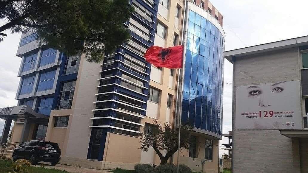 Tregtonin hidrokarbure të kontrabanduara, arrestohen dy persona në Fier, një tjetër shpallet në kërkim