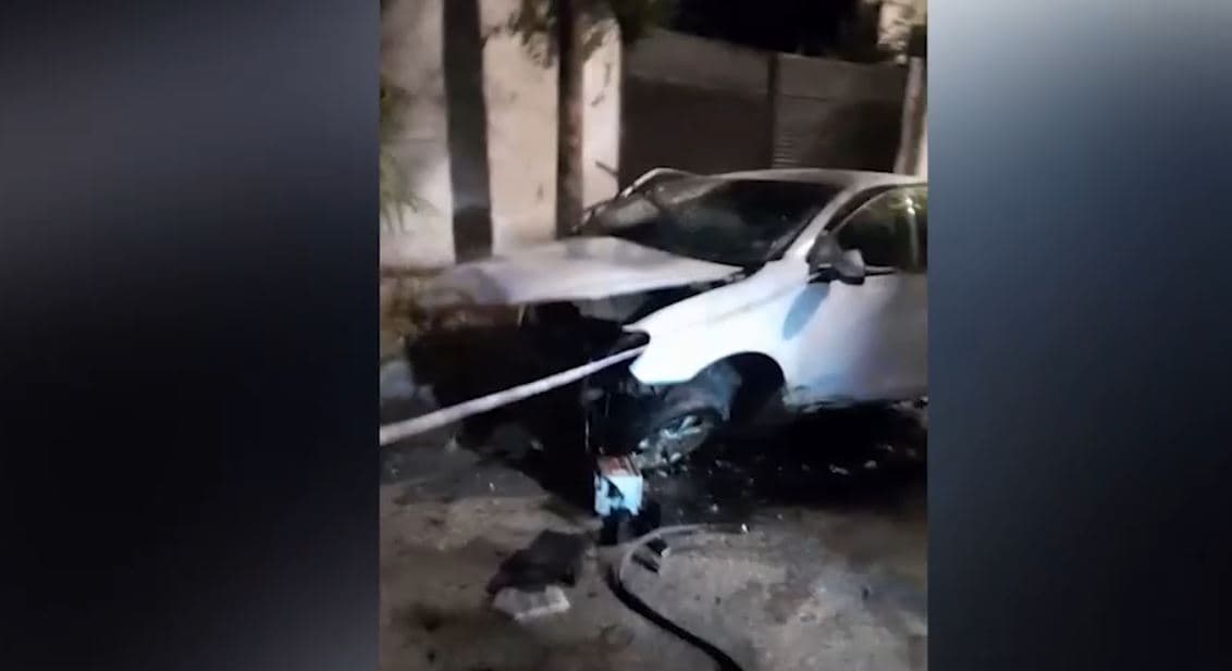 Humbin jetën dy të rinjtë në Peqin/ Makina u përplas me shkallët e një banese (VIDEO)