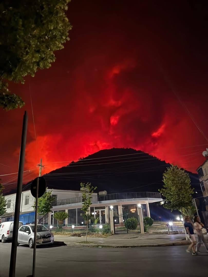 Situatë alarmante nga zjarri në Delvinë, urdhërohet largimi i pacientëve dhe stafit të spitalit (VIDEO)
