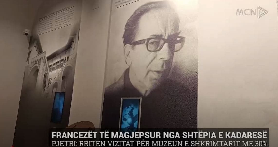 Francezët të magjepsur nga shtëpia e Kadaresë, Pjetri: Rriten vizitat për muzeun e shkrimtarit me 30% (VIDEO)