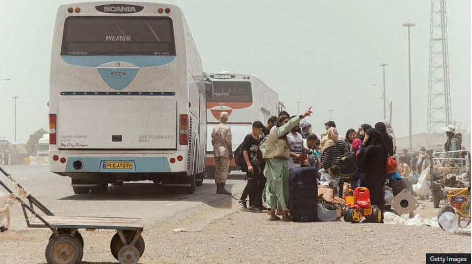 Aksidentohet autobusi, humbin jetën dhjetëra afganë të dëbuar nga Irani 