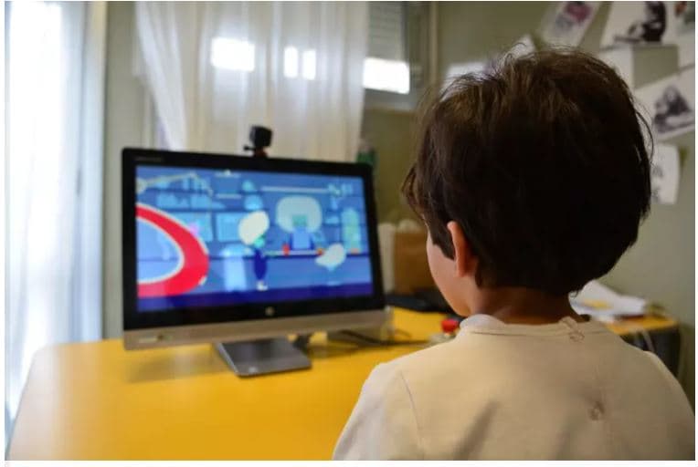 YouTube/ Inteligjenca Artificiale do të zbulojë përdoruesit fëmijë që prezantohen si të rritur 