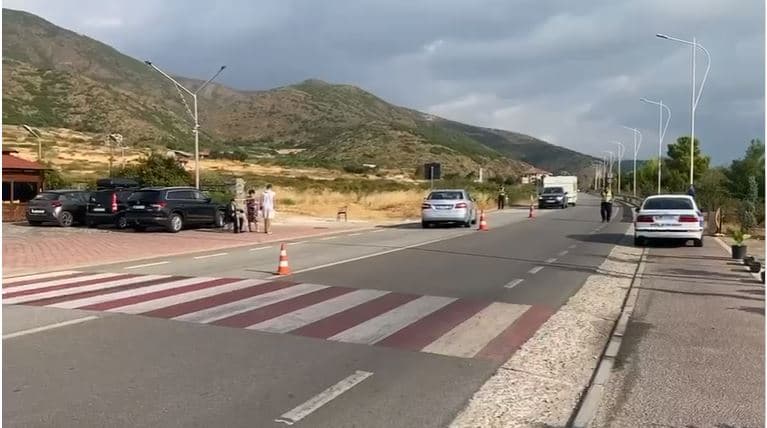 Makina përplas dy këmbësore në aksin Lin-Pogradec, në gjendje të rëndë e moshuara 