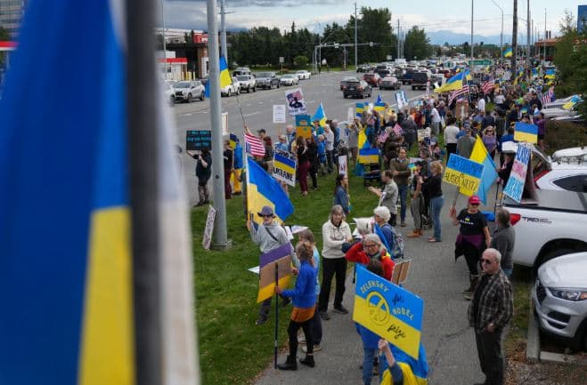 Banorët e Alaskës presin Putin me flamuj ukrainas, “kriminel lufte”