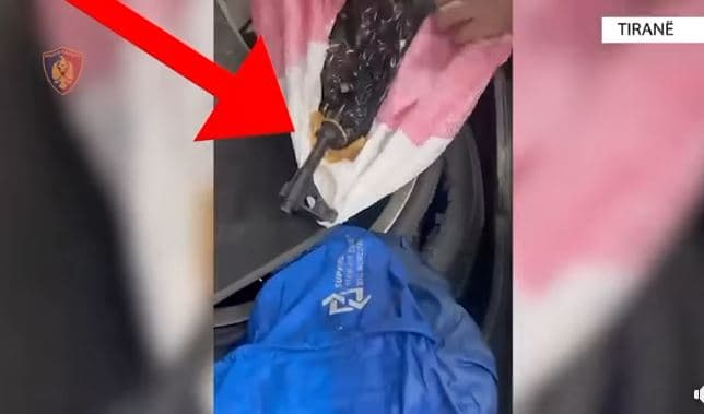 Lëvizte me automatik dhe municion luftarak në makinë/ Arrestohet 38-vjeçari në Rrugën e Arbërit