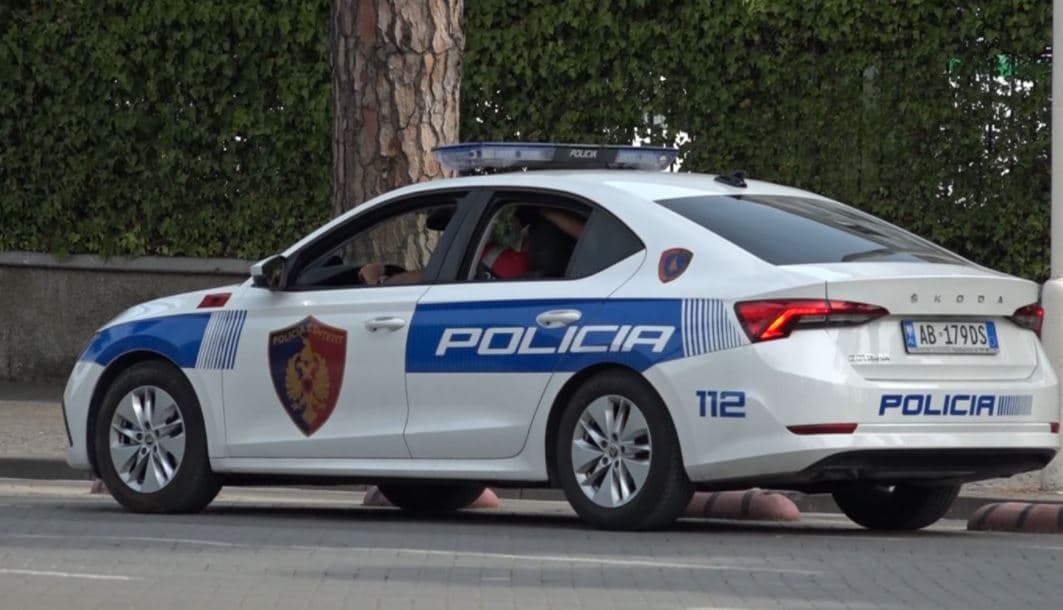 Plagosën rëndë për motive të dobëta 21-vjeçarin, në pranga 3 të rinj 