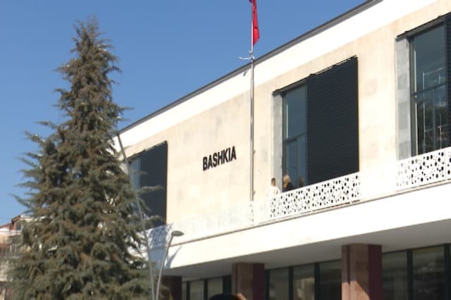 Goditi me gurë xhamat e Bashkisë Korçë, procedohet penalisht 27-vjeçari