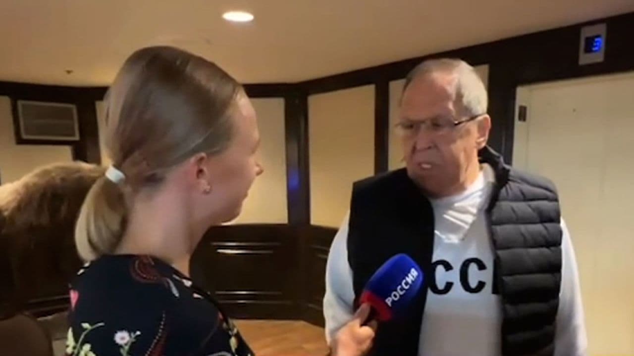 Lavrov mbërrin në Alaska/ Nostalgji për Bashkimin Sovjetik në mbishkrimin e bluzës?