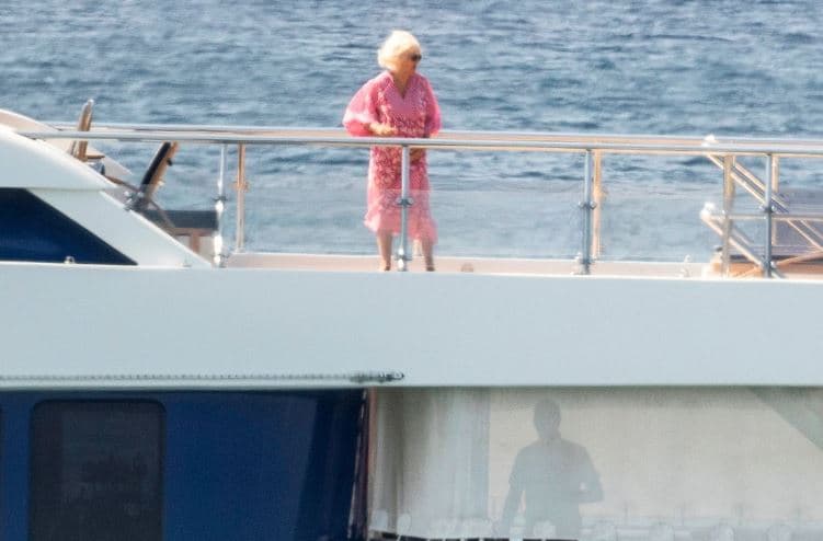 Camilla ngjall polemika, pushime në jahtin 30 milionë eurosh të sheikut dhe pa mbretin Charles