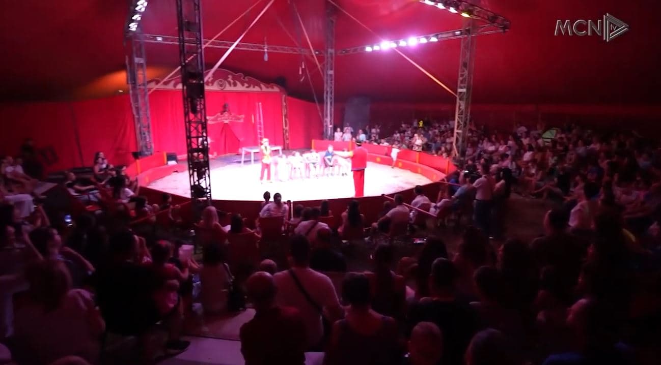   Akrobatët italianë, spektakël në Gjirokastër/ Cirku i ”Marina Orfei” argëton turistët (VIDEO)
