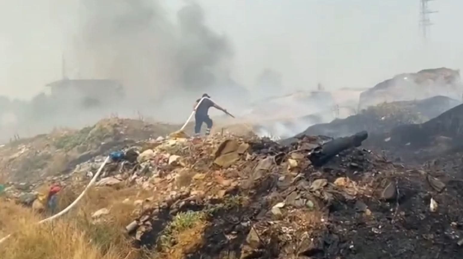 Zjarri përfshin ish-fushën e grumbullimit të mbetjeve në Lushnjë (VIDEO)