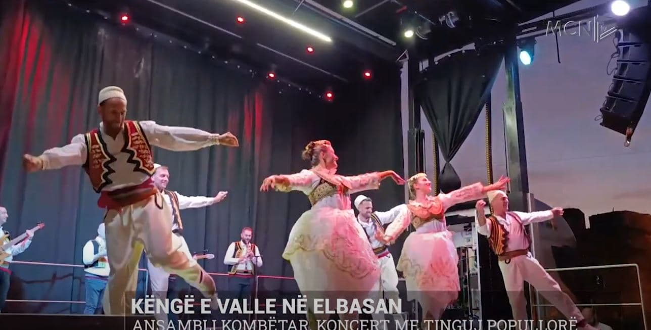 Këngë e valle në Elbasan/ Ansambli Kombëtar, koncert me tinguj popullorë (VIDEO)