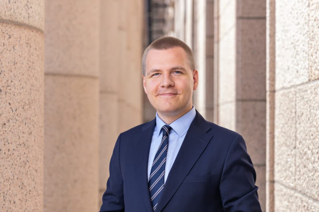 Deputeti finlandez i jep fund jetës në ambientet e Parlamentit  