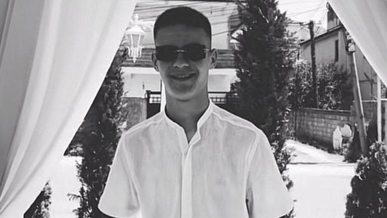Si ndodhi vrasja e 14-vjeçarit në Maliq/ Nga xhirimi i gomave, qethja pranë lokalit ku ndodhi krimi dhe fishkëllima