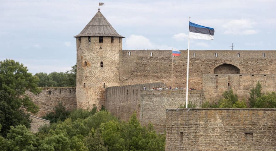 Estonia vendos porta dhe barriera metalike në pikën kufitare ruse