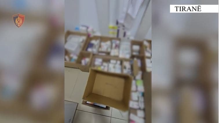 Tregtonin medikamente të kontrabanduara/ Arrestohet administratori i farmacisë, procedohet shitësja 