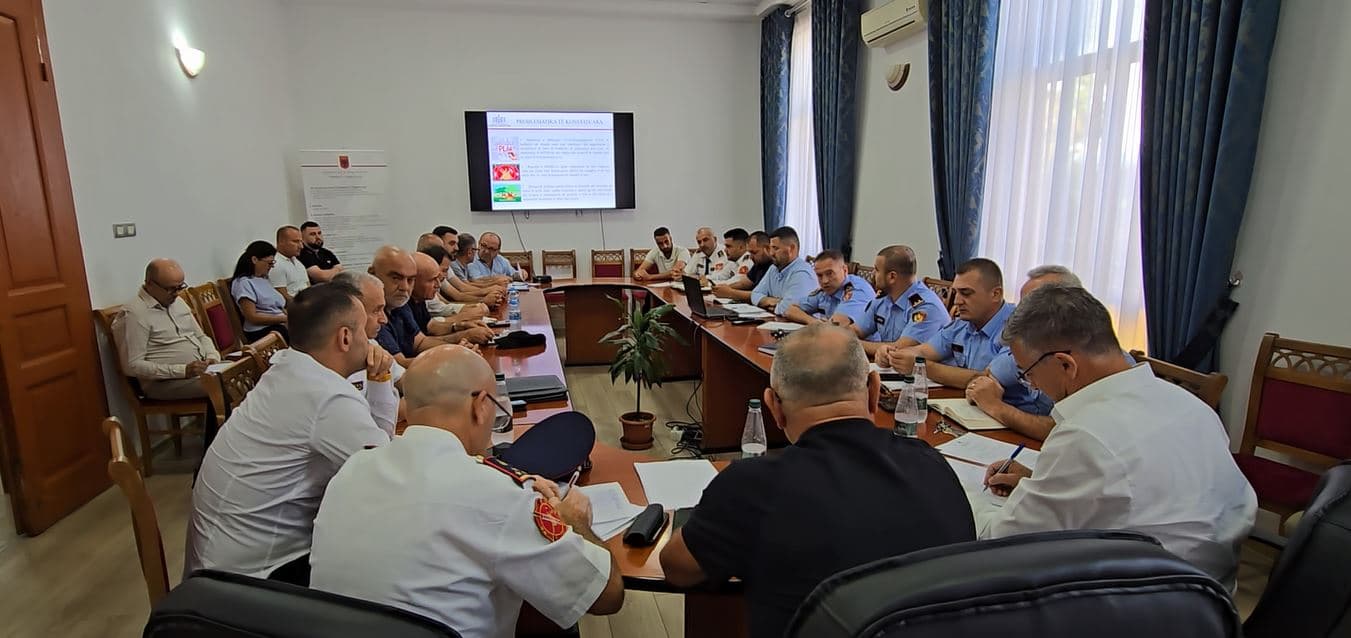 Shefat e reparteve zjarrfikëse në Fier kërkojnë rritje të pagave, mjete dhe hidrantë  