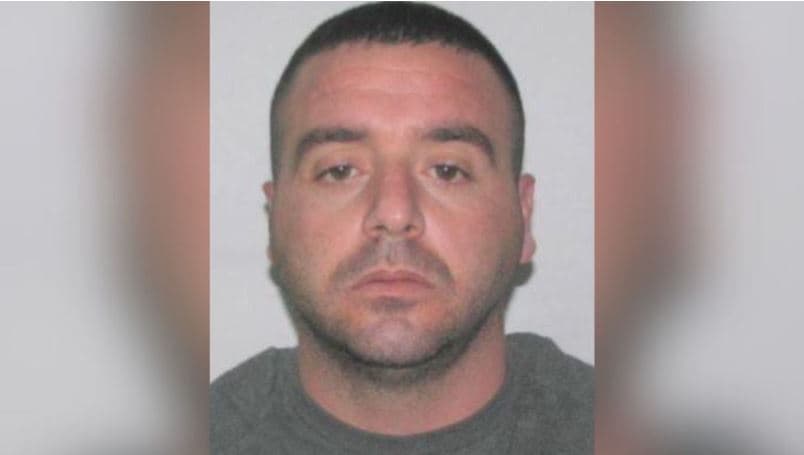 Si u arrestua Flodian Plaku në Vlorë, iu gjetën 25 mijë euro me vete/ Pranga dhe 3 personave që e ndihmonin të fshihej