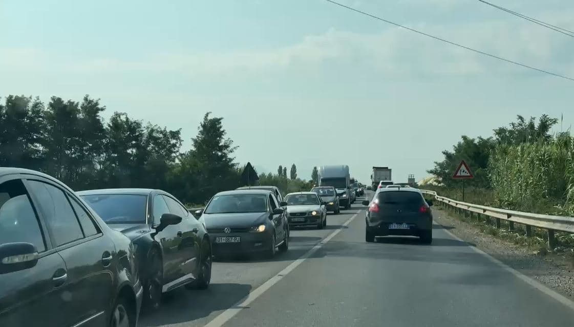 Radhë kilometrike automjetesh në segmentin Rrëshen-Milot