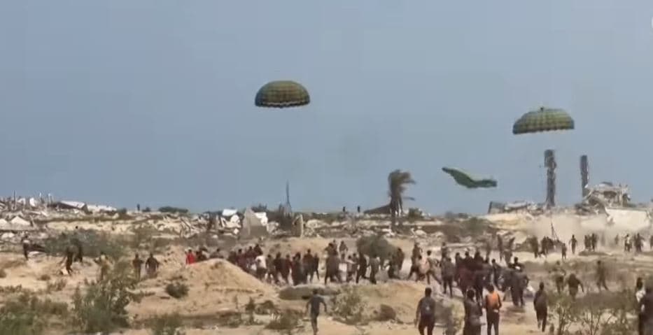Pakoja me ndihma vret një fëmijë palestinez në Gaza (VIDEO)