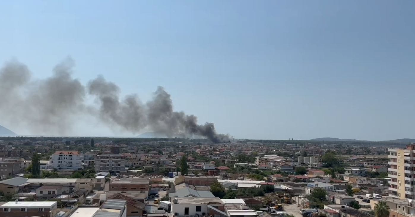 Përfshihet nga flakët fusha e mbetjeve në Vlorë