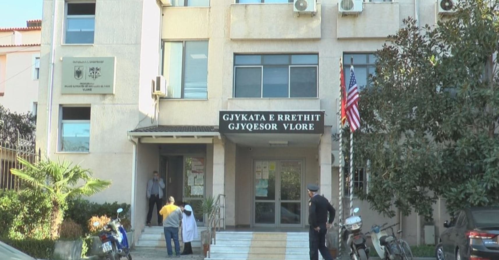 Kërcënoi me armë zjarri dy punonjëset e tij, gjykata lë në burg pronarin e hotelit në Borsh