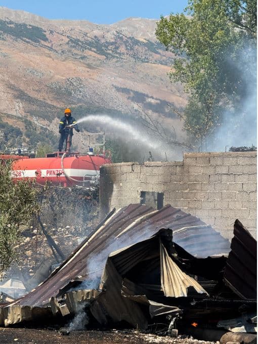 Zjarr në Gjirokastër, digjet një magazinë 