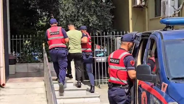 Vrau fqinjin pas konfliktit për kanalin vaditës, mbërrin në gjykatë 25-vjeçari