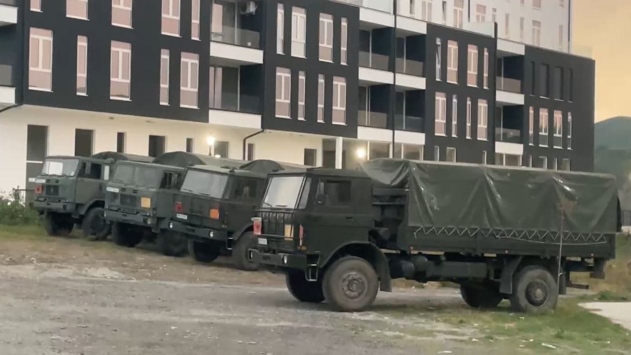 Shkrumbohen banesat e dy fshatrave në Gramsh, 8 të tjerë në rrezik/ Krijohen konvikte për të evakuuarit 