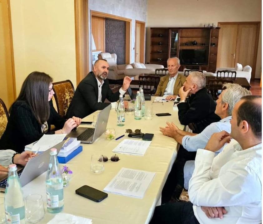 Drafti i Kodit të ri Penal/ Fotoja e takimit të grupit të punës, mes tyre dhe ministri Manja 