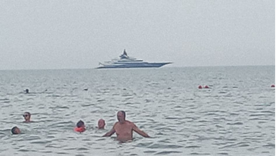 I cilësuar si më i bukuri në botë, ankorohet në portin e Durrësit super jahti “Kismeti” (VIDEO)