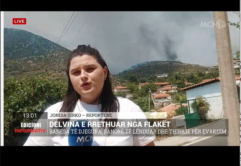 Delvina e rrethuar nga flakët/ Qirko: Ndërhyrje ajrore në lagjen Kasapaj për shuarjen e zjarrit agresiv