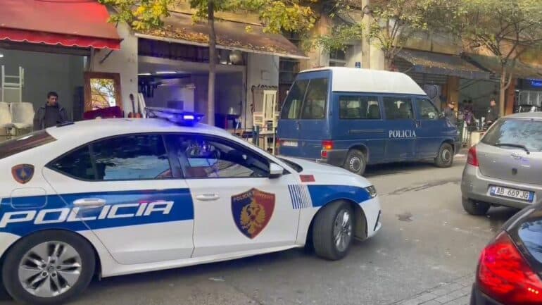Qëllohet me armë zjarri në drejtim të një automjeti në Kombinat/ Dyshohet për konflikt të çastit