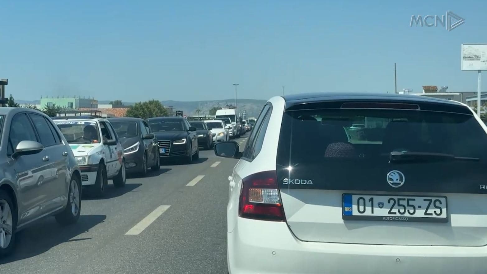 4 orë nga Laçi në Lezhë/ Pushuesit nga Kosova “piqen” në trafikun e rënduar (VIDEO)