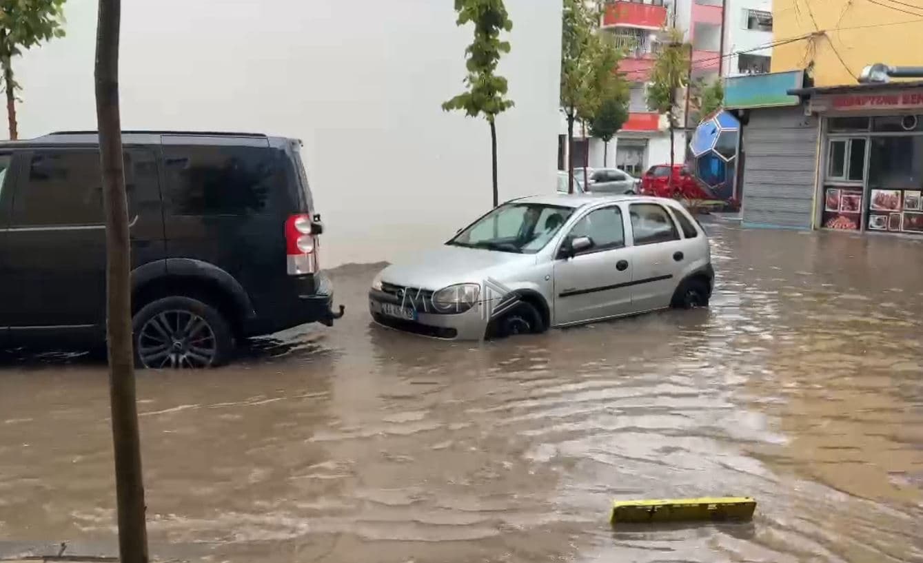 Stuhi dhe reshje të dendura, përmbytet Lezha (VIDEO)
